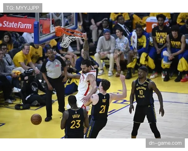 麦克海尔内线高效挡拆助火箭拉开与对手防线差距