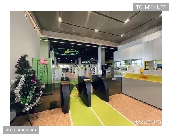 邹敬园训练房里居然挂着奢侈品牌，跟球场上完全是两回事啊